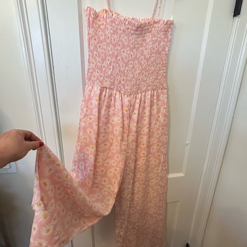 Cute floral print romper. Size Large